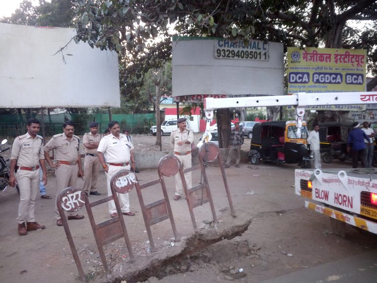 ट्राफिक पुलिस ने उखाड़े खंबे !!