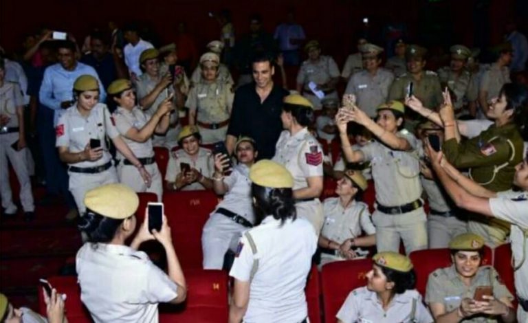 अक्षय दिल्ली महिला पुलिस के साथ दिखें स्क्रिनिंग में !!