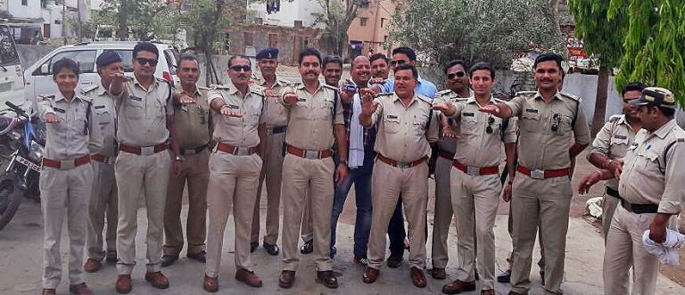 थानेदार ने दिलाई अपनें स्टाफ को एक अनूठी शपथ !