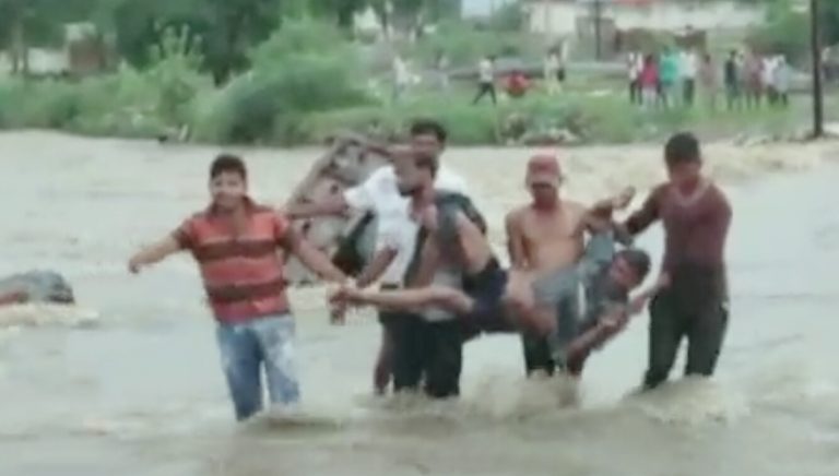 भारी वारिस से ट्रैक्टर ट्रॉली वही,लोग हुए लापता !