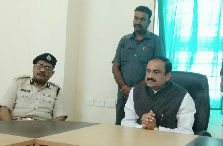 पीड़ित बच्ची के हाल जानने पहुचे गृह मंत्री मेडिकल कॉलेज,बोले आरोपी को हो फाँसी ! !