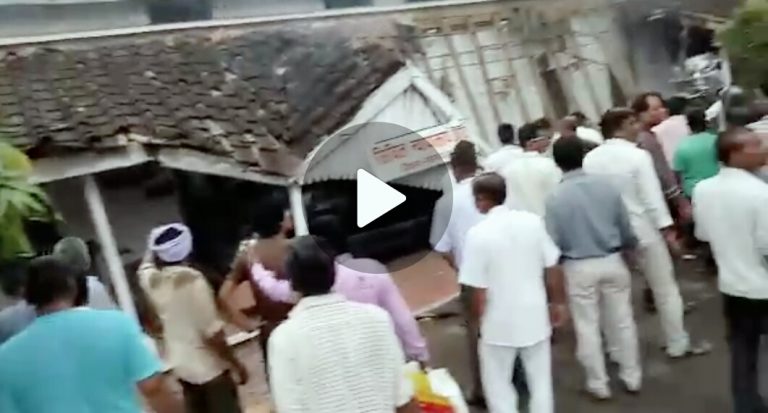 अनियंत्रित कार घुसी न्यायालय में,गिरा कोर्ट का मुहाना ! !