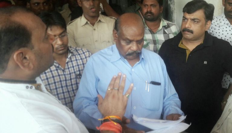 जमकर हुई कांग्रेसियों और पुलिस के बीच झूमाझटकी फूंका CM का पुतला !