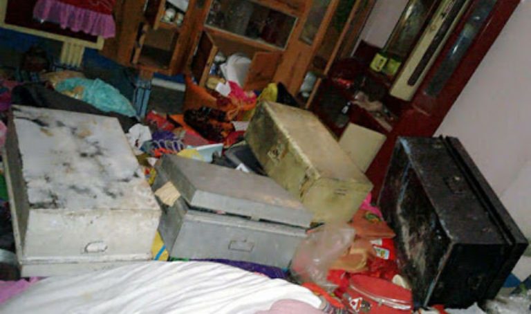 4 नकाबपोश लुटेरें खिड़की तोड़कर घुसे घर में ,मारपीट कर लूट लिया लाखो का माल ! !