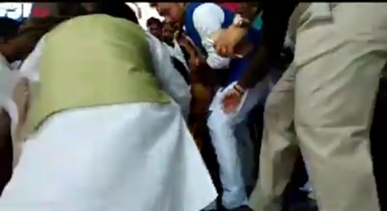 बदइंतजामी की इंतहा,इनोवा में लेटाया,मुख्यमंत्री की सभा मे जिला अध्यक्ष की हार्टअटैक से मृत्यु !