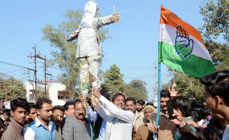 बड़े हुए पेट्रोल डीजल के दामों के विरोध में CM का पुतला फूंका !