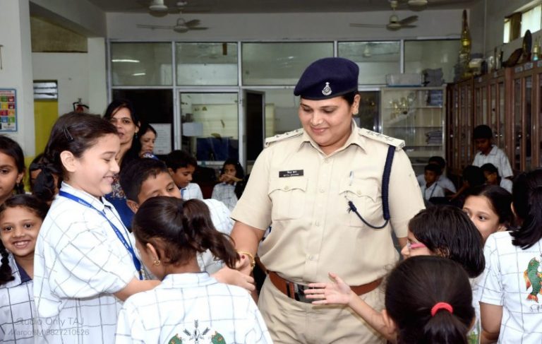 बेड टच गुड टच के पाठ के साथ बच्चों ने जाना पुलिस क्यो होती है