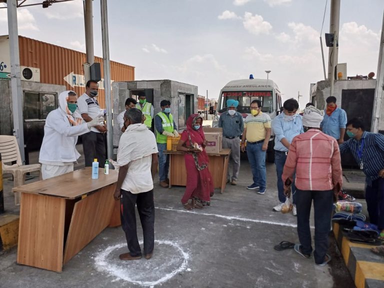 प्रवासी मजदूरों की पीड़ा समझ टोल प्लाजा प्रबंधन आया आगे भोजन के साथ मास्क और चप्पल भी बाटे जा रहें