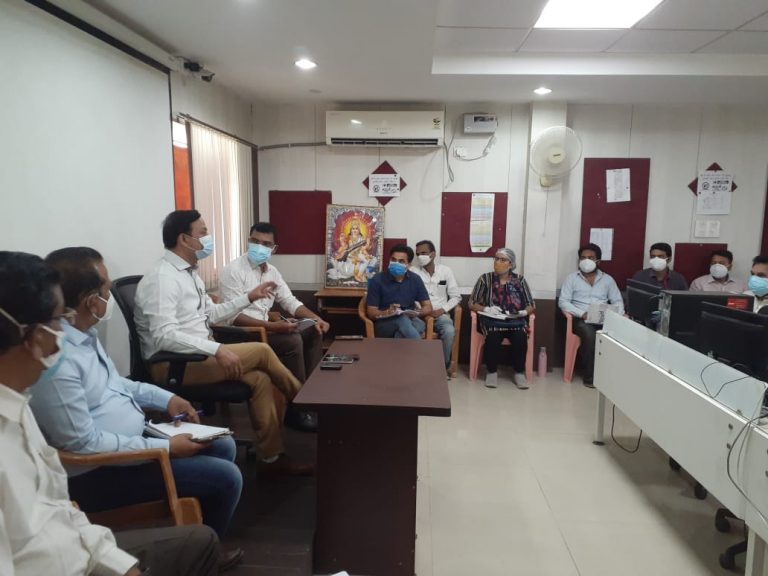 आरआरटी एवं एमएमयू टीम के सदस्य संक्रमण क्षेत्र की करें सतत मॉनिटरिंग -कलेक्टर दीपक सिंह