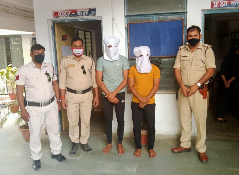 थाना सिविल लाईन पुलिस ने एटीएम से छेड़छाड़ कर भाग रहे 02 अतरराज्यीय ठगों को पकड़कर बैंक के साथ हो रही धोखाधड़ी का किया खुलासा