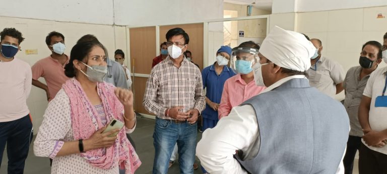 सागर विधायक शैलेंद्र जैन ने  शुक्रवार को  जिला चिकित्सालय स्थित फीवर क्लीनिक  और कोविड-19 आई सी यू का किया निरीक्षण