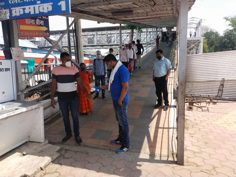 झेलम एक्सप्रेस और पंजाब मेल के द्वारा महाराष्ट्र से आने वाले यात्रियों का निरीक्षण किया गया