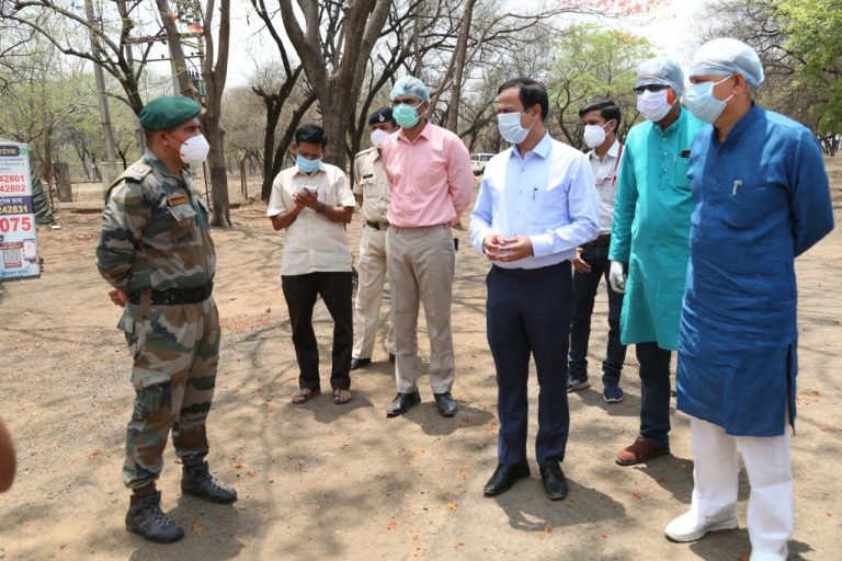 कलेक्टर ने पुलिस अधीक्षक के साथ कोविड केयर सेंटर ,वैक्सीनेशन केंद्र का किया निरीक्षण