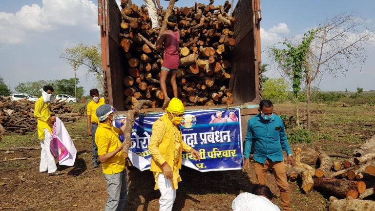 विश्व अखिल गायत्री परिवार सागर द्वारा कोरोना आपदा प्रबंधन के माध्यम से 125 क्विंटल लकड़ी का  किया दान
