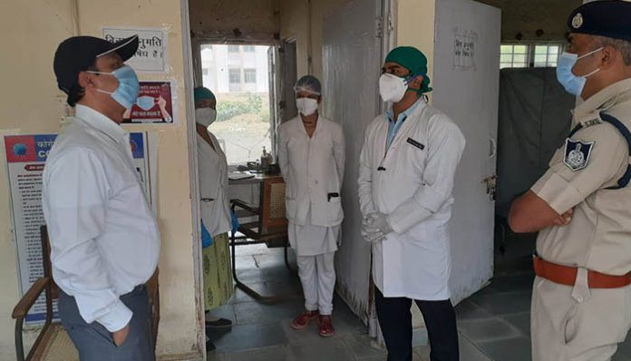 Collector inspects fever clinic with Superintendent of Police