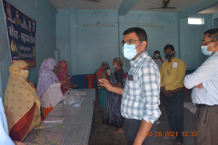  नगर निगम आयुक्त ने नगर दण्डाधिकारी एवं निगम अधिकारियों के साथ निगम क्षेत्र में बनाये जा रहे कोविड सहायता केन्द्र पर पहुचकर  निरीक्षण किया