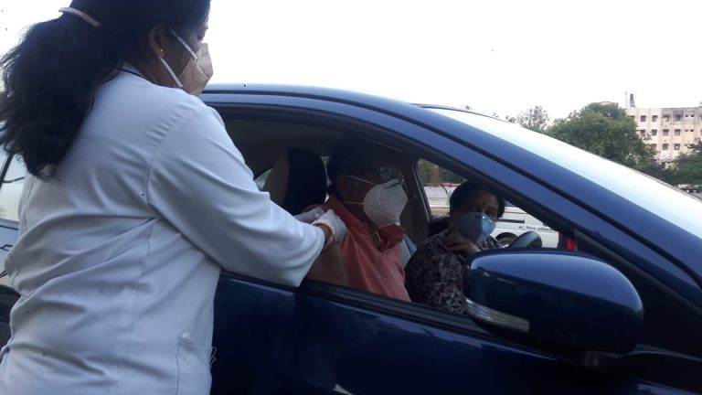 चैतन्य अस्पताल और प्रशासन का संयुक्त अभियान ड्राइव इन वैक्सीनेशन प्रोग्राम 170 नागरिकों को लगा आज टीका