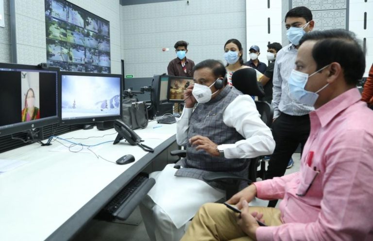 माननीय मंत्री-नगरीय विकास एवं आवास विभाग, भूपेन्द्र सिंह ने  स्मार्ट सिटी आइसीसीसी से वीडियो कॉलिंग द्वारा होम आइसोलेट मरीजों से बात कर स्वास्थ्य की जानकारी ली