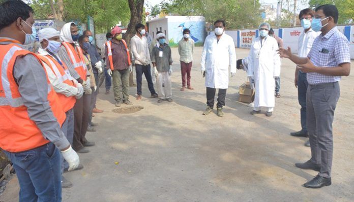 Municipal corporation commissioner inspected Muktidham located in Narayavalinaka and Kakaganj wards along with corporation officials