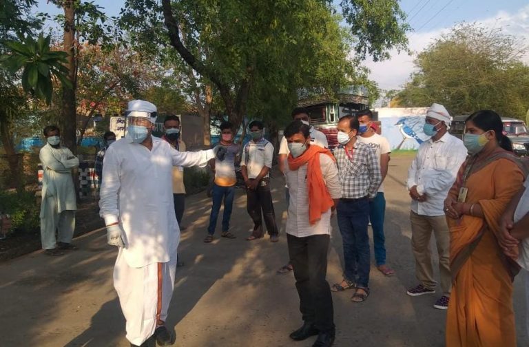 सागर विधायक शैलेंद्र जैन ने किया नरयावली नाका मुक्तिधाम का निरीक्षण मृतकों के परिजनों से की बातचीत, शिकायतों के आधार पर पहुंचे थे निरीक्षण करने।