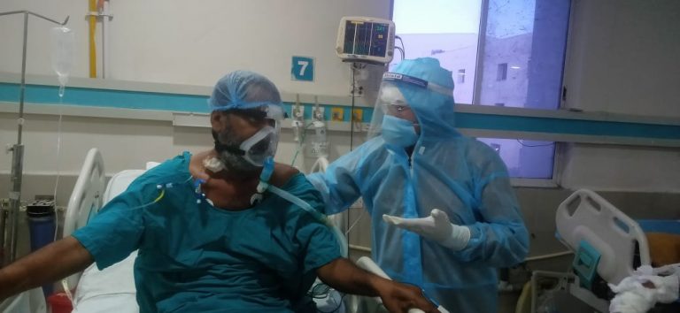 विधायक शैलेंद्र पहुंचे चिरायू की कोविड आईसीयू , पीपीई किट में युवा नेता की काउंसलिंग की