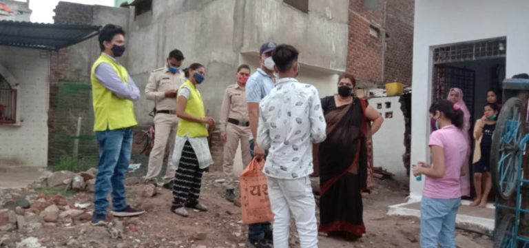 The municipal commissioner inspected the micro containment areas created in Gopalganj ward and other areas to protect against corona virus infection