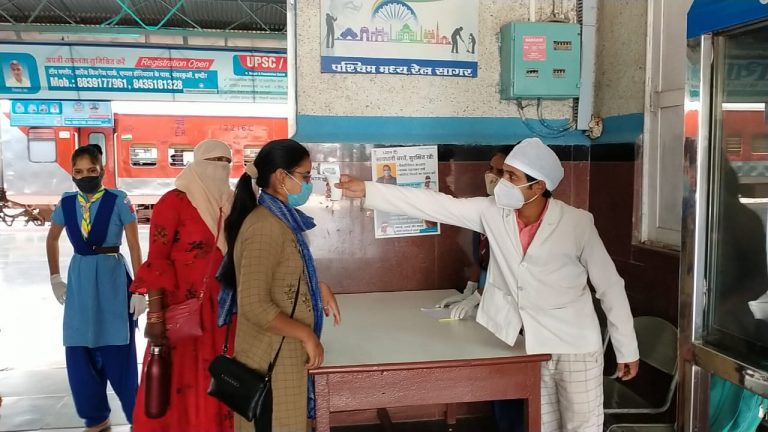 रेलवे स्टेशन पर यात्रियों के तापमान की जांच सहित हैंड सैनिटाइजर किए जा रहे