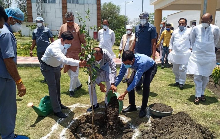 मुख्यमंत्री शिवराज सिंह चौहान ने सागर प्रवास के दौरान कलेक्ट्रेट परिसर में पारिजात वृक्ष का रोपण कर किया “अंकुर कार्यक्रम” का जिले में शुभारम्भ 