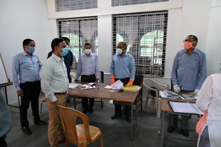शिक्षक पात्रता परीक्षा के अभ्यार्थियों के दस्तावेज सत्यापन का कलेक्टर ने किया निरीक्षण