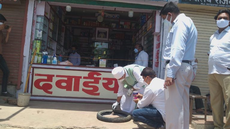 विधायक शैलेंद्र जैन ने  गोले बनवा कर सोशल डिस्टेंस रखने का दिया संदेश