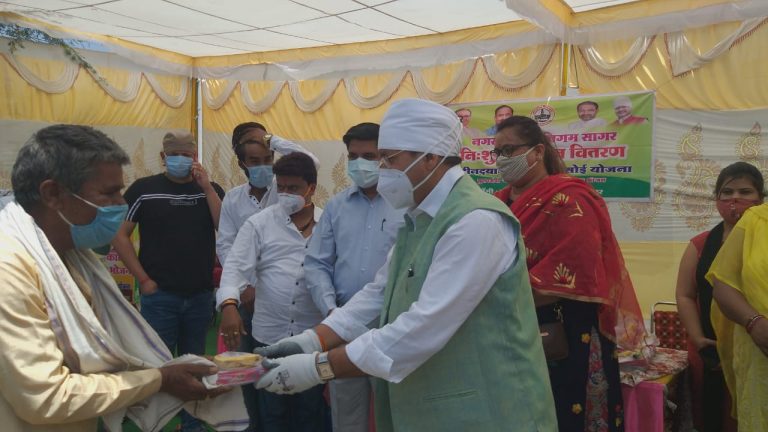 विधायक शैलेंद्र जैन ने  दीनदयाल अंत्योदय रसोई योजना चलित सेवा का हरी झंडी दिखाकर की शुरुआत