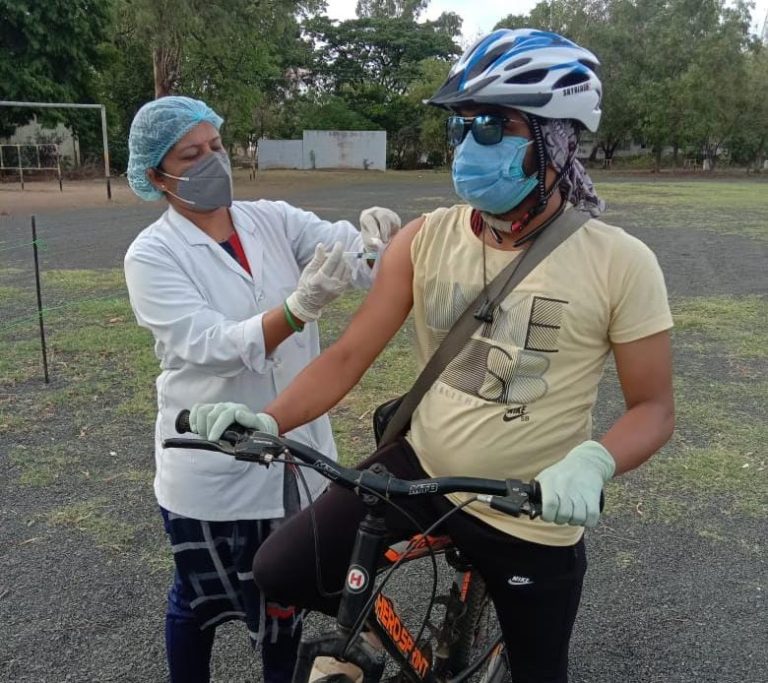 साइकिल क्लब की साइकलिस्ट शुभम ने अपने हरित प्राकृतिक अंदाज में वैक्सीन लगवाई 