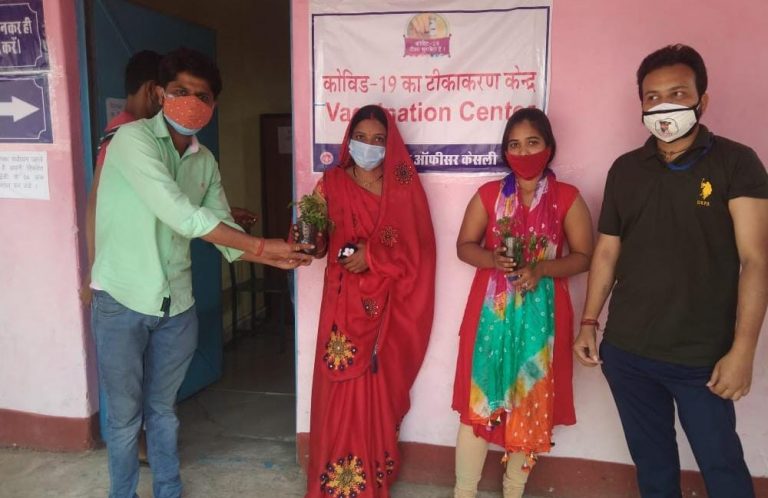 वैक्सीन सेंटर पर बाटे मोर्चा अध्यक्ष ने टीम के साथ पौधे