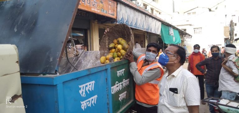 जिला प्रषासन एवं नगर निगम की संयुक्त टीम द्वारा विभिन्न दुकानों से अनुपयोगी खाद्य सामग्री जप्त कर नष्ट करायी गई