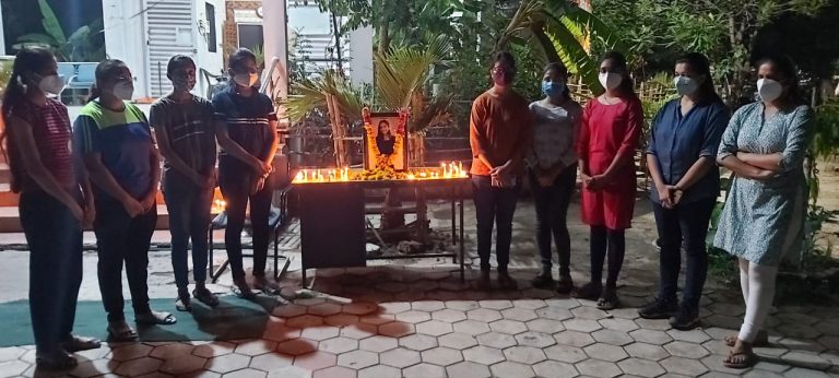 बुंदेलखंड मेडिकल कॉलेज के एमबीबीएस 2018 बैच की छात्रा नेहा अरसे का दुखद निधन हो गया