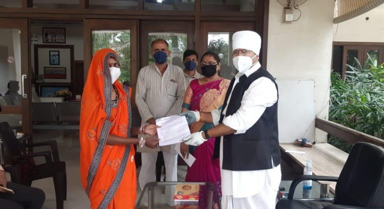 आंगनवाड़ी सहायिका की कोरोना से हुई थी मृत्यु उनकी पुत्रवधू को मिली अनुकम्पा नियुक्ति विधायक ने की पहल