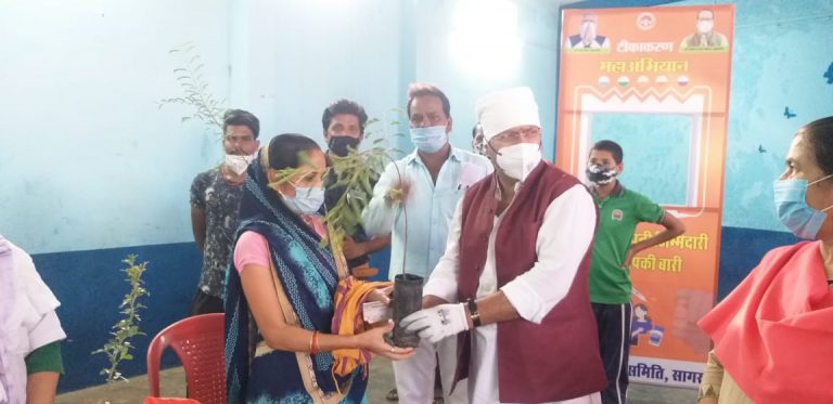 विधायक शैलेंद्र जैन टीकाकरण महा अभियान के प्रथम दिन पहुंचे विभिन्न टीकाकरण केंद्रों पर,लिया व्यवस्थाओं का जायजा