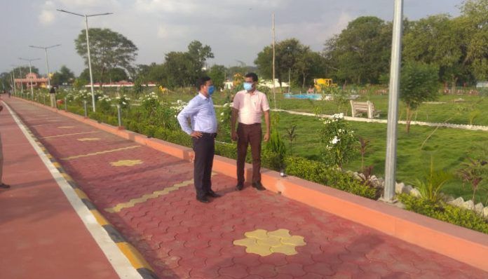 Collector inspected Atal Park and gave necessary instructions