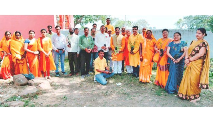 On-the-death-anniversary-of-Gayatri-Parivar,-a-massive-tree-plantation-was-completed-in-Government-School-Hilgan.