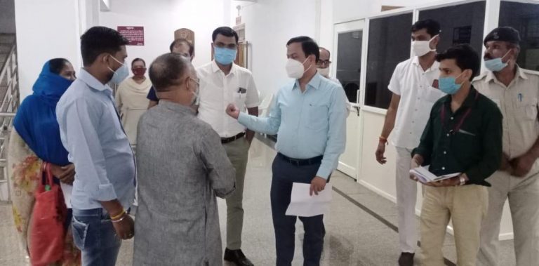 टाटा कंपनी के खिलाफ कलेक्टर से मिले शिवसैनिक