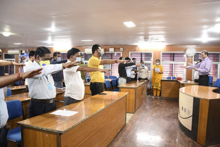 राष्ट्रीय सदभावना दिवस के अवसर पर नगर निगम एवं स्मार्ट सिटी के अधिकारी कर्मचारियों ने  देश की भावनात्मक एकता और सदभावना की शपथ लीः