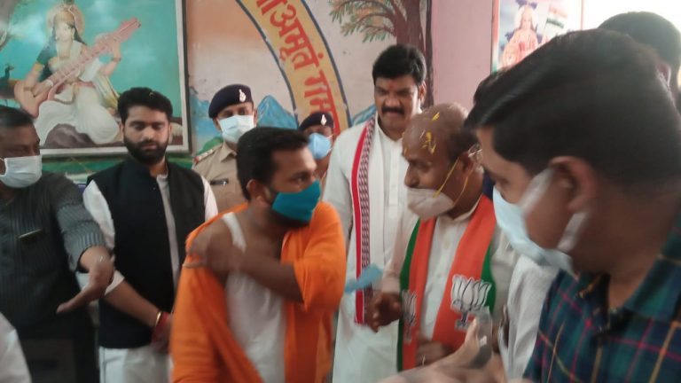  केन्द्रीय केबीनेट मंत्री वीरेद्र कुमार ने मंत्री गोविंदसिंह राजपूत के साथ वैक्सीनेषन सेंटर का निरीक्षण किया