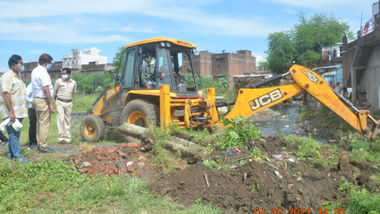 कालोनाईजर द्वारा अवैध निर्माण कर बनायी गई जा रही कालोनी निर्माण के अंतर्गत रोड़ एवं अन्य पक्के निर्माण को हटाया गया