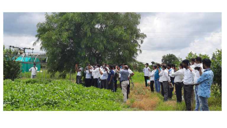 एग्रीकल्चर ड्रोन द्वारा घुलनशील उर्वरकों का सोयाबीन एवं अमरूद की फसल पर छिड़काव किया गया