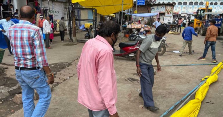 कटरा मस्जिद के चारो ओर मुख्य सड़क पर लगे हाथ ठेलो को चेतावनी देकरअन्यत्र व्यवसाय करने की हिदायत दी