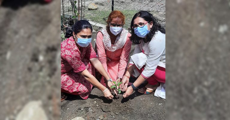 पोषण माह के अंतर्गत आयुष अस्पताल में किया गया पौधा रोपण