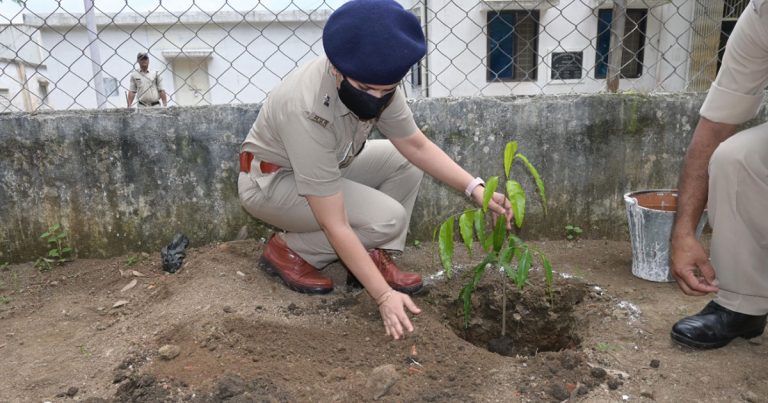 पुलिस प्रशिक्षण शाला में वृक्षारोपण कार्यक्रम