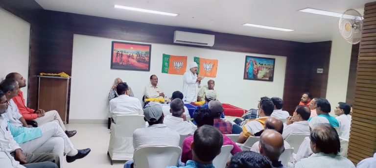 भाजपा बूथ विजय संकल्प अभियान के तहत विधायक शैलेंद्र जैन ने बूथ की बैठक ली और जनसंपर्क किया