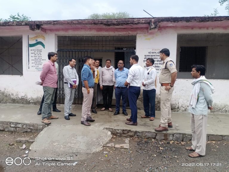 जिला निर्वाचन अधिकारी ने किया विभिन्न मतदान केंद्रों का निरीक्षण