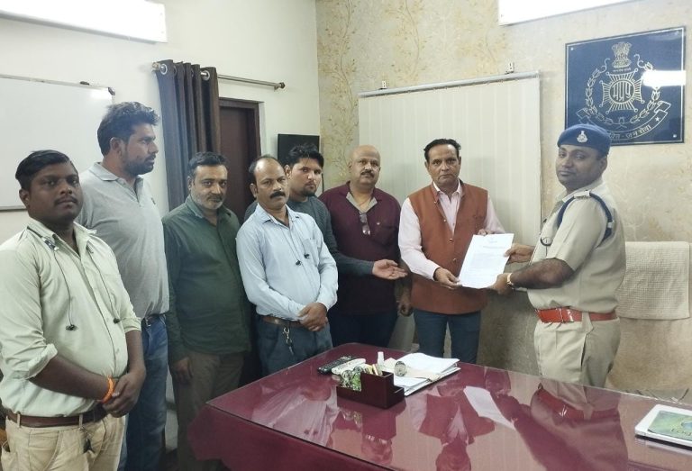 6 माह से फरार गैंगरेप का आरोपी, 30 हजार के इनामी पर खबर लगाना पत्रकार को भारी पड़ गया, जैसीनगर पुलिस में FIR कर डाली